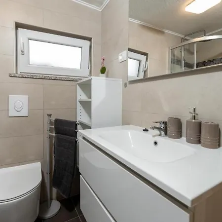 House Iva With Swimming Pool - 7 Persons