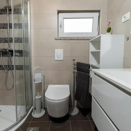 House Iva With Swimming Pool - 7 Persons